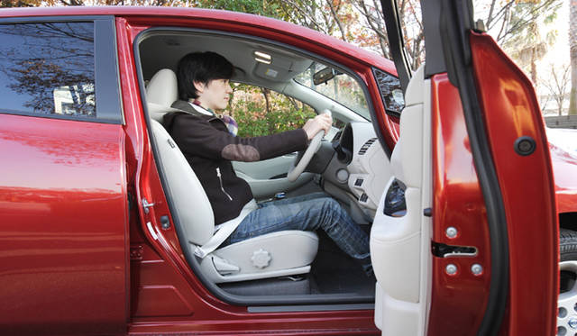 <strong>エコカー揃い踏み、3モデルの選び方を考える</strong>　NISSAN LEAF X｜日産 リーフ X 