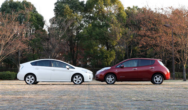 <strong>エコカー揃い踏み、3モデルの選び方を考える</strong>　TOYOTA PRIUS G Touring｜トヨタ・プリウス G ツーリング　NISSAN LEAF X｜日産 リーフ X 