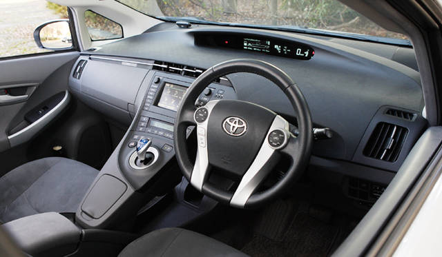 <strong>エコカー揃い踏み、3モデルの選び方を考える</strong>　TOYOTA PRIUS G Touring｜トヨタ・プリウス G ツーリング 