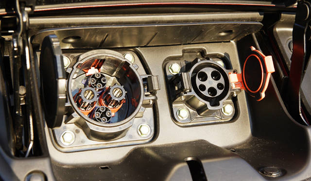 <strong>エコカー揃い踏み、3モデルの選び方を考える</strong>　NISSAN LEAF X｜日産 リーフ X 