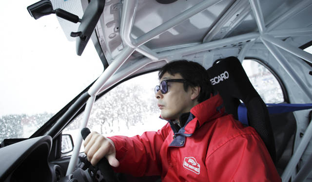 <strong>世界のARAIが雪上走行をレクチャー</strong>　