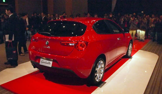 <strong>Alfa Romeo Giulietta Sprint｜アルファ ロメオ ジュリエッタ スプリント</strong>　ボディパネルには、アルミニウムなどの素材を積極的に採用することで、フロントエンドで8.5kg、リアエンドで4kgの軽量化を達成。