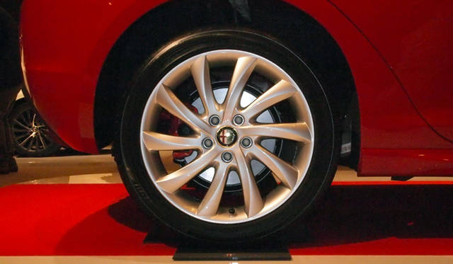 <strong>Alfa Romeo Giulietta Sprint｜アルファ ロメオ ジュリエッタ スプリント</strong>　サスペンションも新設計。フロントにはマクファーソンストラット式を採用し、アルミニウムを用いたことで、従来の鋳鉄製よりも4kgの軽量化を実現。リアサスはマルチリンク式を採用。こちらにもサブフレームを中心にアルミニウムを多用することで、従来よりも10kgのダイエットさせた。