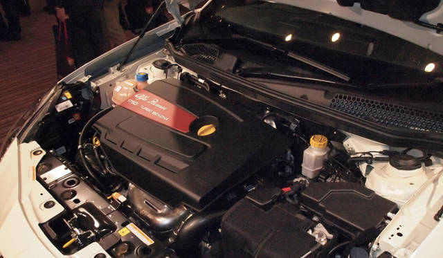 <strong>Alfa Romeo Giulietta Quadrifoglio Verde｜アルファ ロメオ ジュリエッタ クアドリフォリオ ヴェルデ</strong>　クアドリフォリオ ヴェルデには、1920年代に製造された「6C 1750」に由来する1750直噴ターボエンジンが搭載される。最高出力235ps（173kW）、最大トルク340Nm/1,900rpmと3リッタークラス並のパフォーマンスを誇りながら、エンジンスタート&ストップシステムの採用などによって、21.7km/ℓという優秀な環境性能もあわせもっている。スプリント、コンペティツィオーネが、トランスミッションにアルファ TCTを備えるいっぽうで、クアドリフォリオ ヴェルデには3ペダルの6段MTが採用された。