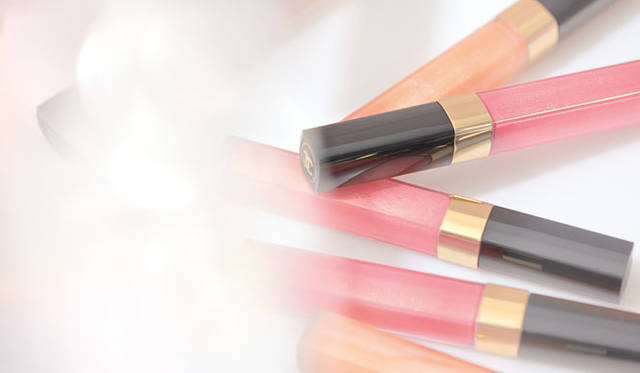 <strong>CHANEL｜シャネル</strong>　＜リップグロス＞レーヴル サンティヤント　3465円　© CHANEL