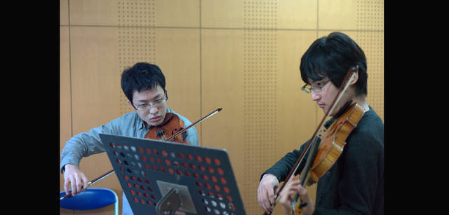 <strong>建築家 北川原温、ライカ M9-Pを愉しむ</strong>　東京芸術大学音楽学部器楽科　町田匡さん、松川知樹さん