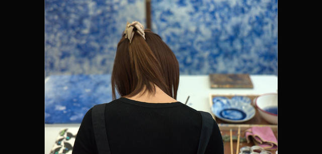 <strong>建築家 北川原温、ライカ M9-Pを愉しむ</strong>　東京芸術大学美術学部絵画科日本画 教育研究助手　美術博士 日本画家　大竹寛子さん「和紙に岩絵具や箔といった伝統的な素材を使い、作品を描いています」