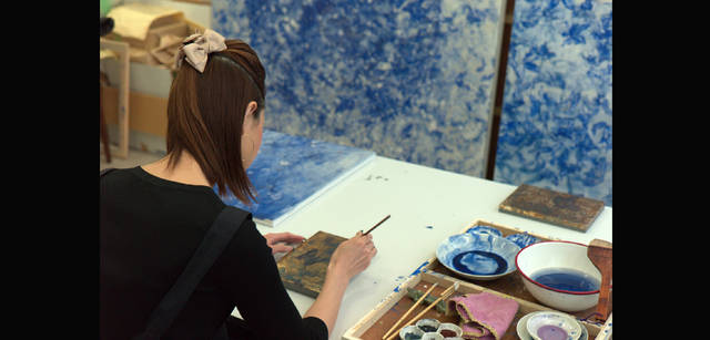 <strong>建築家 北川原温、ライカ M9-Pを愉しむ</strong>　東京芸術大学美術学部絵画科日本画 教育研究助手　美術博士 日本画家　大竹寛子さん「和紙に岩絵具や箔といった伝統的な素材を使い、作品を描いています」