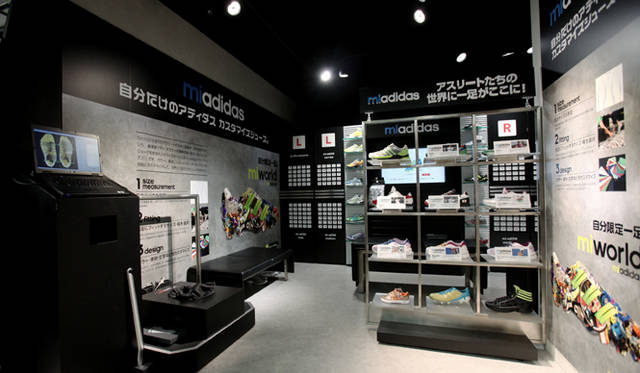 　松浦俊夫、パーソナルカスタマイズシューズ「mi adidas」をオーダー！<br /><br />来る2月26日（日）に開催される「東京マラソン2012」に、DJ 松浦俊夫氏が出場する。自身初となるフルマラソンへの挑戦とあり、万全の態勢で挑みたいところ。そこで42.195キロ完走までの道のりを支える最高の一足を求め、『アディダス パフォーマンスセンター 渋谷』へやって来た。ここでアディダスが提案するパーソナルカスタマイズシューズ「mi adidas（マイアディダス）」をオーダー。松浦俊夫カスタマイズ、さてその仕上がりは？