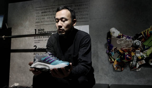 　松浦俊夫、パーソナルカスタマイズシューズ「mi adidas」をオーダー！<br /><br />“mi adidas”とは？<br />ランニングシューズやフットボールスパイク「adiPower Predator」から、「Stan Smith」といった往年の名作スニーカーまで、幅広いラインナップのなかから目的にあったシューズを選び、パーツごとにカラーをアレンジ。もちろんサイズも左右で変えることができ、世界に一足だけのデザインもサイズも自分仕様のシューズが完成する。
