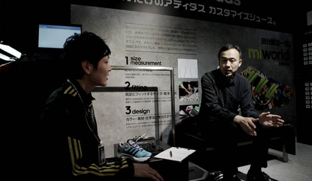 　松浦俊夫、パーソナルカスタマイズシューズ「mi adidas」をオーダー！<br /><br />STEP 1：ベースとなるモデルをセレクト<br />ゴルフ、テニス、フットボール、バスケットボール、アウトドア、トレーニング、そしてランニングと、全7種のスポーツの専門モデルが数種類ずつ用意されており、専門スタッフと相談しながら目的、レベルに合ったモデルをセレクトする。