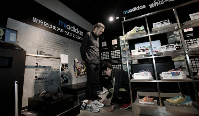 　松浦俊夫、パーソナルカスタマイズシューズ「mi adidas」をオーダー！<br /><br />STEP 2：サイズの選定<br />まず機械を使って足形を正確に測定する。方法はいたって簡単、専門の機械に足を入れてしばし待つだけ。おもに長さ、幅の数値をもとにサイズを選ぶのだが、足のサイズは左右で異なるのが当たり前。その点「mi adidas」では、左右で異なる長さを選べるだけでなく、幅も「ワイド」「ミディアム」「ナノ」の3種類から選ぶことができるのが大きな特徴である。