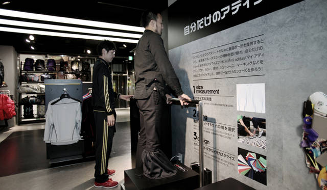 　松浦俊夫、パーソナルカスタマイズシューズ「mi adidas」をオーダー！<br /><br />STEP 2：サイズの選定<br />まず機械を使って足形を正確に測定する。方法はいたって簡単、専門の機械に足を入れてしばし待つだけ。おもに長さ、幅の数値をもとにサイズを選ぶのだが、足のサイズは左右で異なるのが当たり前。その点「mi adidas」では、左右で異なる長さを選べるだけでなく、幅も「ワイド」「ミディアム」「ナノ」の3種類から選ぶことができるのが大きな特徴である。