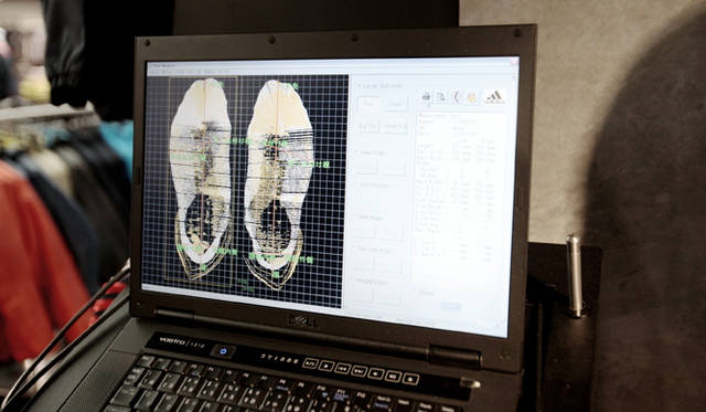 　松浦俊夫、パーソナルカスタマイズシューズ「mi adidas」をオーダー！<br /><br />STEP 2：サイズの選定<br />まず機械を使って足形を正確に測定する。方法はいたって簡単、専門の機械に足を入れてしばし待つだけ。おもに長さ、幅の数値をもとにサイズを選ぶのだが、足のサイズは左右で異なるのが当たり前。その点「mi adidas」では、左右で異なる長さを選べるだけでなく、幅も「ワイド」「ミディアム」「ナノ」の3種類から選ぶことができるのが大きな特徴である。