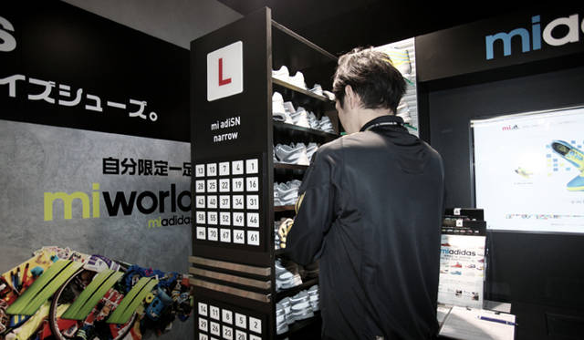 　松浦俊夫、パーソナルカスタマイズシューズ「mi adidas」をオーダー！<br /><br />STEP 2：サイズの選定<br />使用するフィッティングシューズは通称“シルバーシューズ”と呼ばれている。動きに応じて生じる布のシワや、足のあたり具合がもっとも見やすいのがシルバーカラーなのだという。