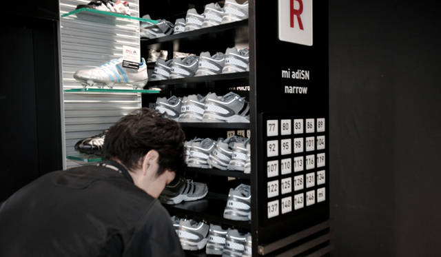 　松浦俊夫、パーソナルカスタマイズシューズ「mi adidas」をオーダー！<br /><br />STEP 2：サイズの選定<br />使用するフィッティングシューズは通称“シルバーシューズ”と呼ばれている。動きに応じて生じる布のシワや、足のあたり具合がもっとも見やすいのがシルバーカラーなのだという。