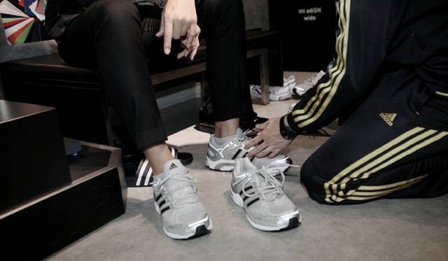 　松浦俊夫、パーソナルカスタマイズシューズ「mi adidas」をオーダー！<br /><br />STEP 2：サイズの選定<br />ある程度サイズを絞ったら、最後はフィッティング。モデルのラスト（靴型）によってゆとり分の長さも異なるため、実際にはいて動いてみたり、手で触って確かめるなど、専門スタッフとともに入念にフィッティングをおこなっていく。
