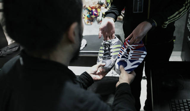 　松浦俊夫、パーソナルカスタマイズシューズ「mi adidas」をオーダー！<br /><br />STEP 3：機能をセレクト<br />選べる機能は全部で3つ。まず使用する生地を通気性のよいサマーメッシュと、保温性のあるウィンターメッシュの2種類からセレクト。日常的にランニングをおこなうひとであればムレないサマーメッシュを、ウォーキングであれば足を冷やさないウィンターメッシュがお薦めだという。