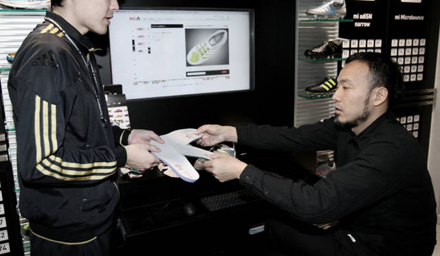 　松浦俊夫、パーソナルカスタマイズシューズ「mi adidas」をオーダー！<br /><br />STEP 3：機能をセレクト<br />つぎにカカトのホールド感を左右するパットの有無を選択。そして中敷きは、軽さを重視した薄いタイプ、クッション性のある厚めのタイプ、ふたつの中間の厚みの3種類から選ぶことが可能。松浦さんがお薦めされたのは、クッション性のある厚めの中敷きを入れて足に伝わる衝撃を軽減するとともに、中敷きの下にプロモデレーターという固い素材を入れる仕様。あえて固い素材を入れることで膝への負担が軽減されるだけでなく、足のバランスを整え、体重移動がスムーズにおこなえるようサポートしてくれるのだという。