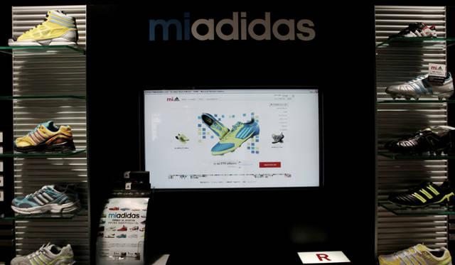 　松浦俊夫、パーソナルカスタマイズシューズ「mi adidas」をオーダー！<br /><br />STEP 4：デザインアレンジ<br />いよいよウェブ上でデザインをアレンジ！　クリックひとつで手軽に色を変えられるとはいえ、長いひとで1時間を超えるなど、どのお客さんもここで一番時間がかかるという。作ったデザインはすべて保存できるので、数パターン作ってからひとつに絞るということもできる。使用できるカラーはモデルやパーツによって異なるが、そのバリエーションはかなり豊富。またパーツも、たとえばアディダスのアイコンである3本ラインのカラーは縁取り部分だけ変える、という細かなアレンジも可能である。