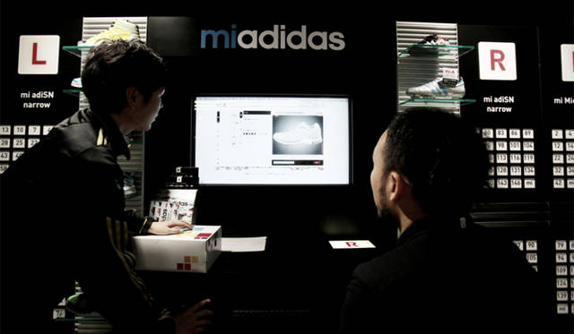 　松浦俊夫、パーソナルカスタマイズシューズ「mi adidas」をオーダー！<br /><br />STEP 4：デザインアレンジ<br />いよいよウェブ上でデザインをアレンジ！　クリックひとつで手軽に色を変えられるとはいえ、長いひとで1時間を超えるなど、どのお客さんもここで一番時間がかかるという。作ったデザインはすべて保存できるので、数パターン作ってからひとつに絞るということもできる。使用できるカラーはモデルやパーツによって異なるが、そのバリエーションはかなり豊富。またパーツも、たとえばアディダスのアイコンである3本ラインのカラーは縁取り部分だけ変える、という細かなアレンジも可能である。