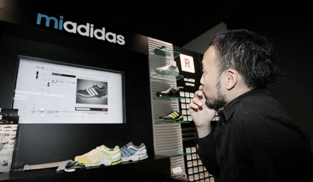 　松浦俊夫、パーソナルカスタマイズシューズ「mi adidas」をオーダー！<br /><br />STEP 4：デザインアレンジ<br />いよいよウェブ上でデザインをアレンジ！　クリックひとつで手軽に色を変えられるとはいえ、長いひとで1時間を超えるなど、どのお客さんもここで一番時間がかかるという。作ったデザインはすべて保存できるので、数パターン作ってからひとつに絞るということもできる。使用できるカラーはモデルやパーツによって異なるが、そのバリエーションはかなり豊富。またパーツも、たとえばアディダスのアイコンである3本ラインのカラーは縁取り部分だけ変える、という細かなアレンジも可能である。