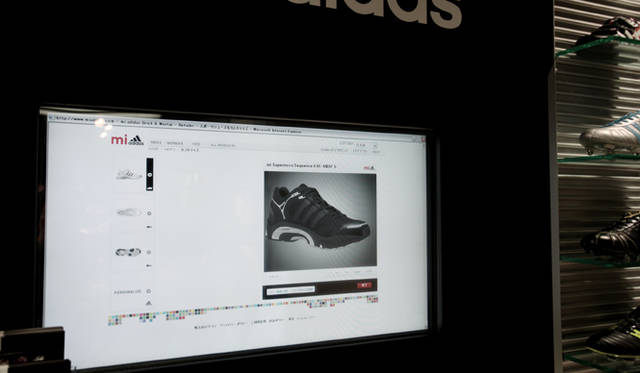 　松浦俊夫、パーソナルカスタマイズシューズ「mi adidas」をオーダー！<br /><br />STEP 4：デザインアレンジ<br />松浦さんの選んだ「adiSN Sequence4 M」はmi adidasのなかでもアレンジできるパーツが多いモデルなのだが、潔くすべて黒に統一したため、10分もかからなかった。たしかにランニングシューズで真っ黒というのは珍しい。松浦さん自身、ずっと探していたそうだ。