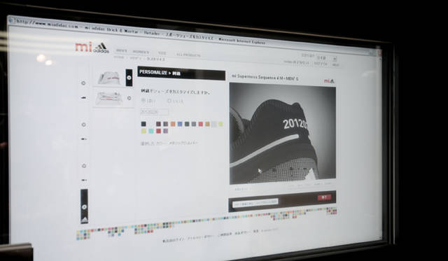 　松浦俊夫、パーソナルカスタマイズシューズ「mi adidas」をオーダー！<br /><br />STEP 4：デザインアレンジ<br />つぎにカカト部分に刺繍するメッセージを登録。名前やイニシャル、誕生日や大会日といった日付、目標タイムなど、最大10文字の大小英数字を入れることができる。松浦さんは「東京マラソン 2012」の開催日をもとに“20120226”と刺繍することに。大会まではみずからを鼓舞し、大会後は出場の記念として大事にしたくなる。たった10文字でもメッセージを入れるだけで、とたんに特別な意味をもつ存在になるものだ。