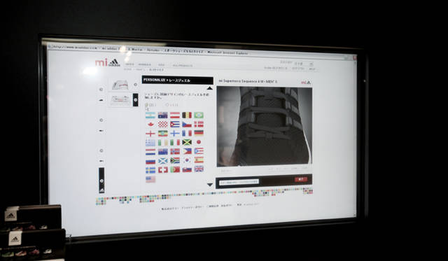 　松浦俊夫、パーソナルカスタマイズシューズ「mi adidas」をオーダー！<br /><br />STEP 4：デザインアレンジ<br />各国の国旗をモチーフにしたアクセサリパーツをフロントのシューレースに飾ることも可能。アクセサリは取り外し可能なので、気分やシーンによってアレンジを楽しめる。