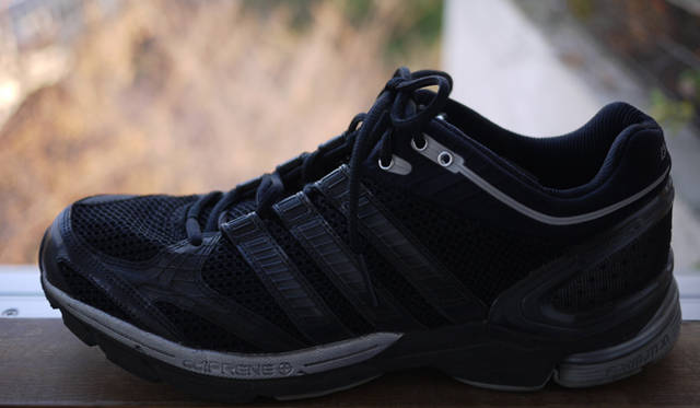 　松浦俊夫、パーソナルカスタマイズシューズ「mi adidas」をオーダー！<br /><br />STEP 5：mi adidas、到着！<br />オーダーから3週間後、完成した「mi adidas」が届いた。実際にカタチになったシューズをはいてみて、松浦さんは、「画面上でデザインをアレンジしたため、立体になったぶんニュアンスのちがいは感じますが、ほとんど思ったとおり。背面に刻んだ数字（マラソンの日取り）を見るたびに身が引き締まる思いです。そして、なんといってもフィット感が圧倒的にちがいます。左右で足の大きさや形がちがうため、これほどまでにフィットしたものははじめて！　逆にそれに早く慣らさないといけないくらいです（笑）」と、仕上がりに満足しているようだ。