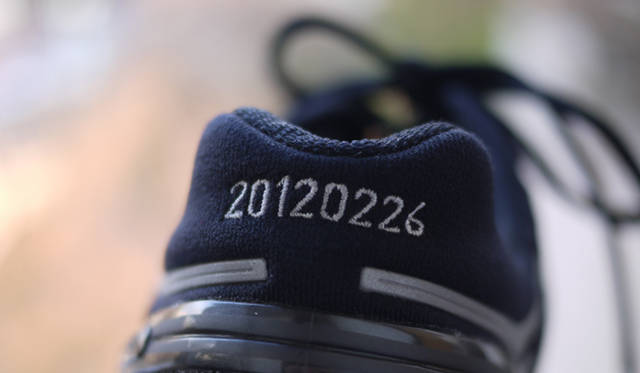 　松浦俊夫、パーソナルカスタマイズシューズ「mi adidas」をオーダー！<br /><br />STEP 5：mi adidas、到着！<br />オーダーから3週間後、完成した「mi adidas」が届いた。実際にカタチになったシューズをはいてみて、松浦さんは、「画面上でデザインをアレンジしたため、立体になったぶんニュアンスのちがいは感じますが、ほとんど思ったとおり。背面に刻んだ数字（マラソンの日取り）を見るたびに身が引き締まる思いです。そして、なんといってもフィット感が圧倒的にちがいます。左右で足の大きさや形がちがうため、これほどまでにフィットしたものははじめて！　逆にそれに早く慣らさないといけないくらいです（笑）」と、仕上がりに満足しているようだ。