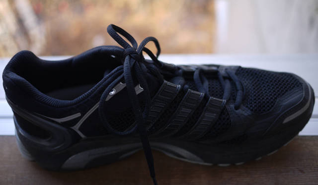 　松浦俊夫、パーソナルカスタマイズシューズ「mi adidas」をオーダー！<br /><br />STEP 5：mi adidas、到着！<br />オーダーから3週間後、完成した「mi adidas」が届いた。実際にカタチになったシューズをはいてみて、松浦さんは、「画面上でデザインをアレンジしたため、立体になったぶんニュアンスのちがいは感じますが、ほとんど思ったとおり。背面に刻んだ数字（マラソンの日取り）を見るたびに身が引き締まる思いです。そして、なんといってもフィット感が圧倒的にちがいます。左右で足の大きさや形がちがうため、これほどまでにフィットしたものははじめて！　逆にそれに早く慣らさないといけないくらいです（笑）」と、仕上がりに満足しているようだ。