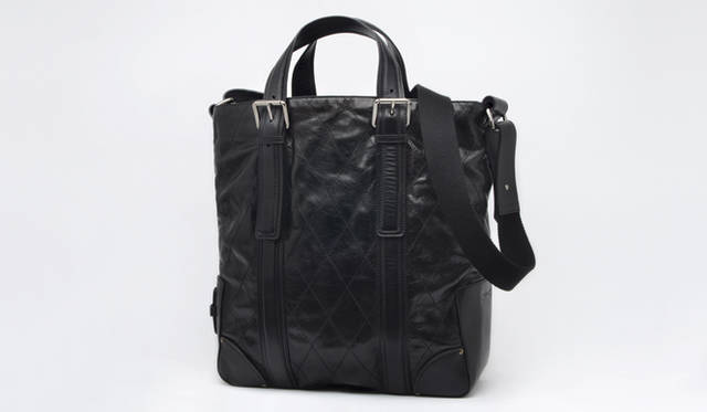 <strong>Chloé│クロエ</strong>　トートバッグ（ストラップ付き）17万3250円（クロエ／クロエ インフォメーションデスク）