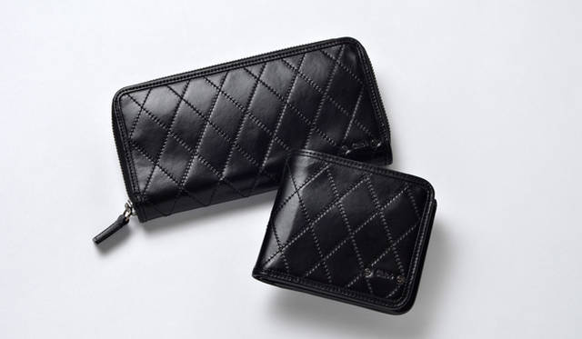 <strong>Chloé│クロエ</strong>　左から／ロングウォレット 5万4600円、フォールディングウォレット 4万2000円（ともにクロエ／クロエ インフォメーションデスク）