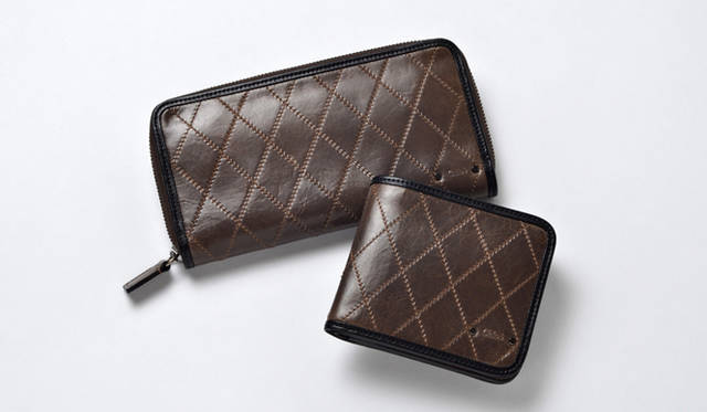 <strong>Chloé│クロエ</strong>　左から／ロングウォレット 5万4600円、フォールディングウォレット 4万2000円（ともにクロエ／クロエ インフォメーションデスク）