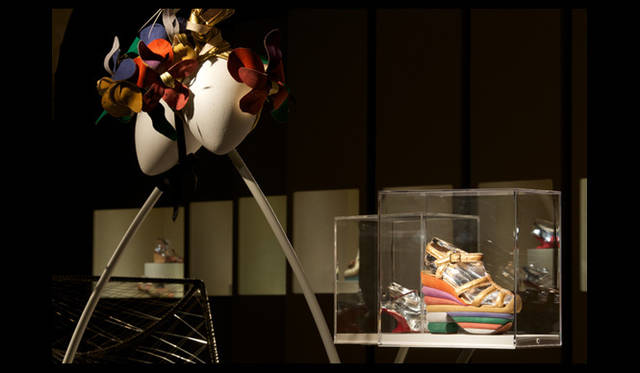 <strong>萩原輝美のファッション・デイズ vol.47</strong>　サルヴァトーレ・フェラガモとスティーブン・ジョーンズ、ふたりのクリエイターの作品を並べて。レインボーカラーのアーカイブシューズからインスパイアされた帽子。