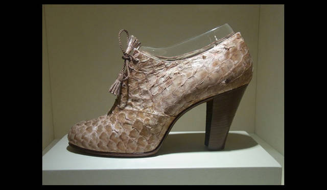 <strong>萩原輝美のファッション・デイズ vol.47</strong>　フィッシュ・スキンをマテリアルに採用したアーカイブシューズ。