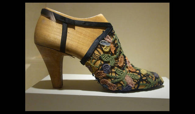 <strong>萩原輝美のファッション・デイズ vol.47</strong>　「タヴァルネッレ」レースがあしらわれたアーカイブシューズ。