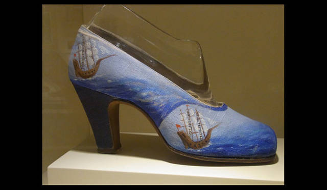 <strong>萩原輝美のファッション・デイズ vol.47</strong>　キャンバス素材にハンドペイントで帆船が描かれたアーカイブシューズ。