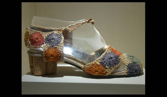 <strong>萩原輝美のファッション・デイズ vol.47</strong>　ラフィアで編みこまれたアッパーと、コルク製ヒールのアーカイブシューズ。