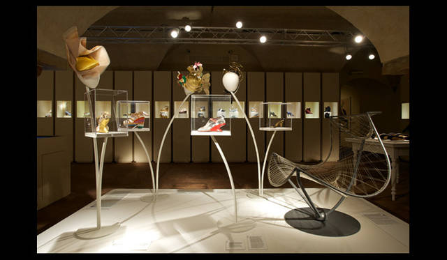 　アーカイブとスティーブン・ジョーンズ製作の帽子。©Guglielmo de’ Micheli