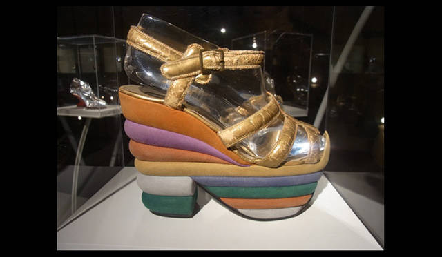 <strong>萩原輝美のファッション・デイズ vol.47</strong>　1938年に製作されたレインボーカラーのウエッジサンダル。