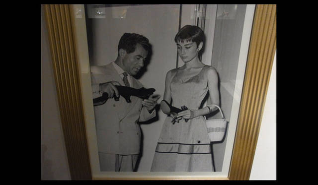 <strong>萩原輝美のファッション・デイズ vol.47</strong>　創業者サルヴァトーレとオードリー・ヘプバーンのアーカイブ写真。