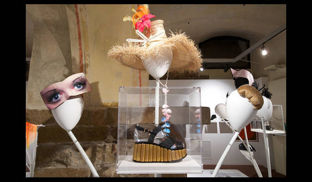 　アーカイブシューズからインスパイアされた帽子デザイナー、スティーブン・ジョーンズの作品。©Guglielmo de’ Micheli