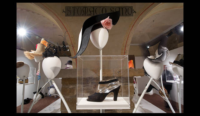 　アーカイブシューズからインスパイアされた帽子デザイナー、スティーブン・ジョーンズの作品。©Guglielmo de’ Micheli