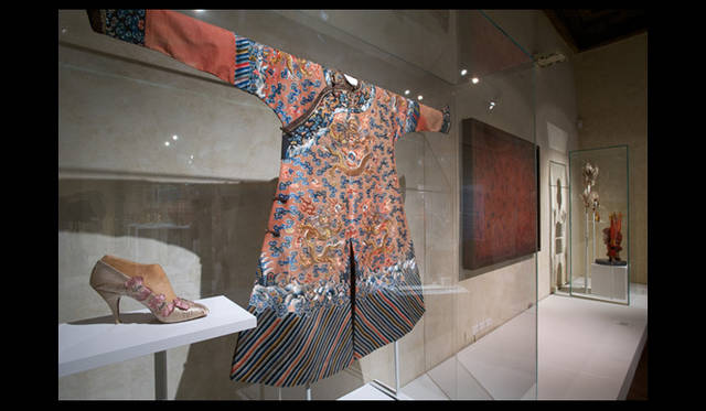 　アーカイブシューズとインスピレーション源の衣装。©Guglielmo de’ Micheli