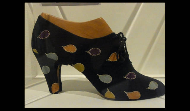 <strong>萩原輝美のファッション・デイズ vol.47</strong>　ブラックカラーのアッパーに、カラフルなドットがあしらわれたアーカイブシューズ。