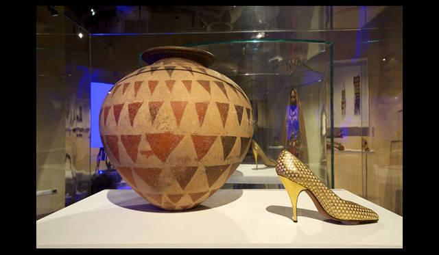 　インスピレーション源の陶器とアーカイブシューズ。©Guglielmo de’ Micheli