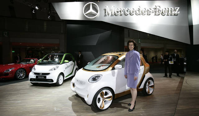 <strong>待望ダイムラーAGのスマート部門担当役員 アネット・ヴィンクラー氏 インタビュー</strong>　東京モーターショー2011 メルセデス・ベンツブースにて。手前からforvision、smart ed。奥にはSLS AMGの姿が見える。