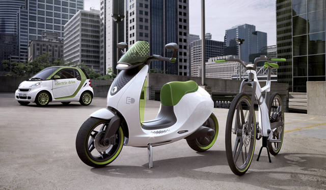 <strong>待望ダイムラーAGのスマート部門担当役員 アネット・ヴィンクラー氏 インタビュー</strong>　写真右から、ebike、escooter、smart ed。